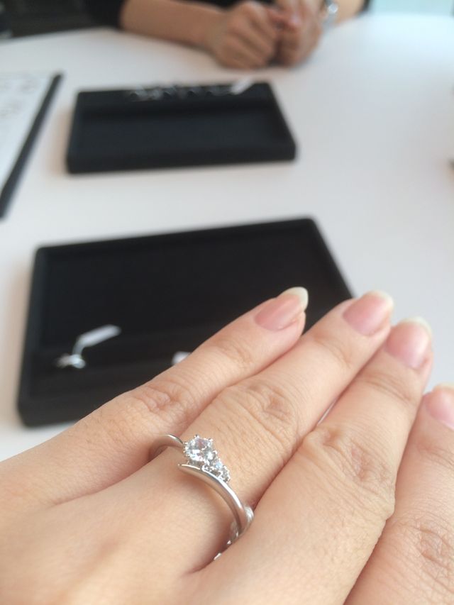 V字ラインのメレダイヤ入ったもの