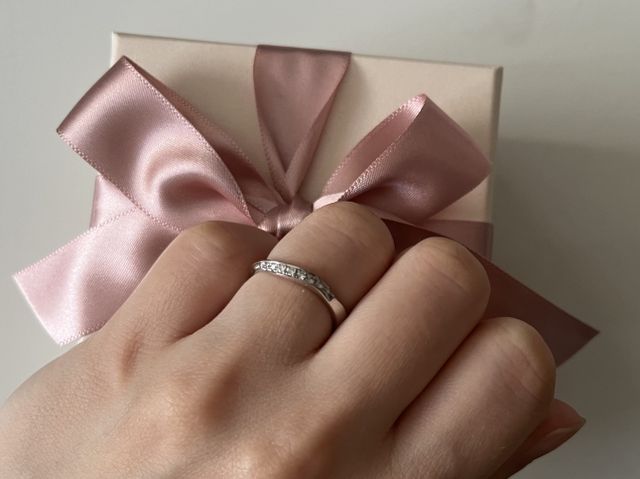 華奢なデザインの中、ダイヤの煌めきぐはえます。