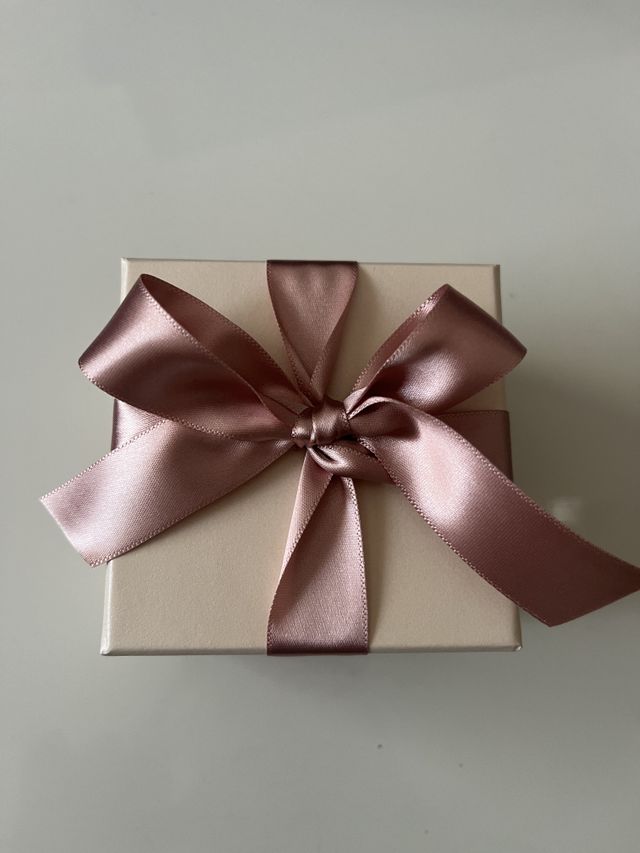 可愛らしいピンクのリングボックスに入れていただけました。