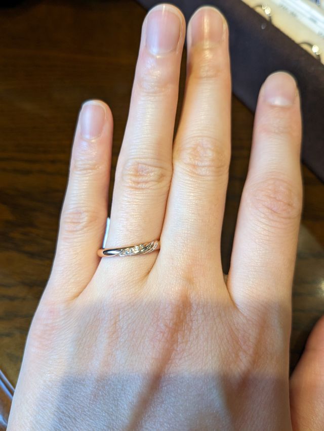 ウェーブで、ダイヤモンドも多めについていて可愛いデザイン