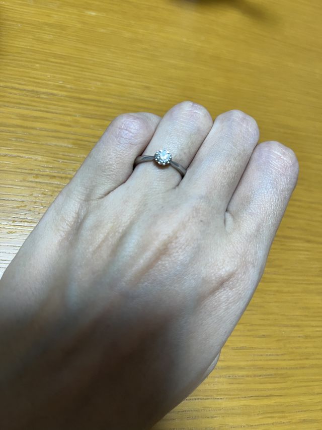 中央か細くなるデザインで、シンプルながら可憐です。