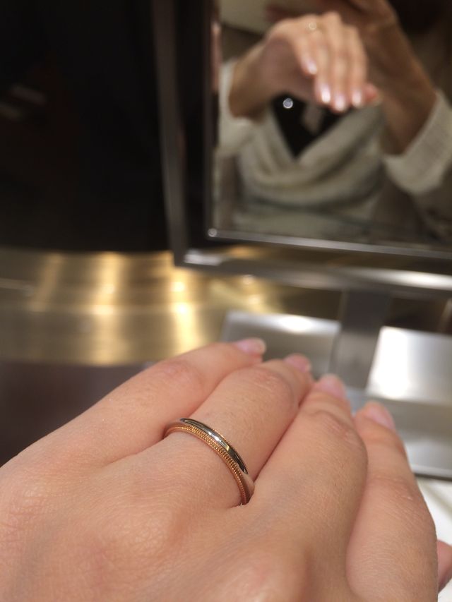 内側がゴールド、外側がプラチナのデザイン。