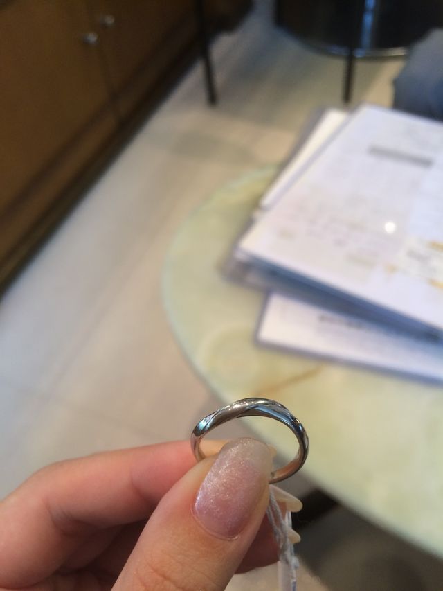 下の側面に掘り込みのデザイン