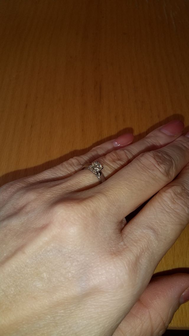 婚約指輪着用してます。