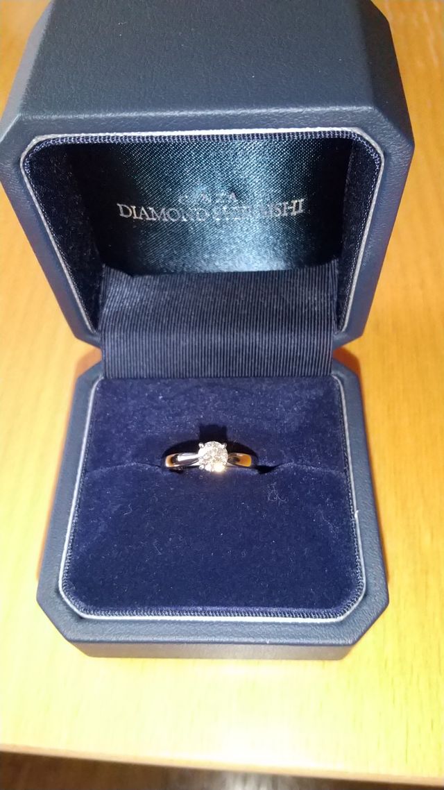 婚約指輪のみです。