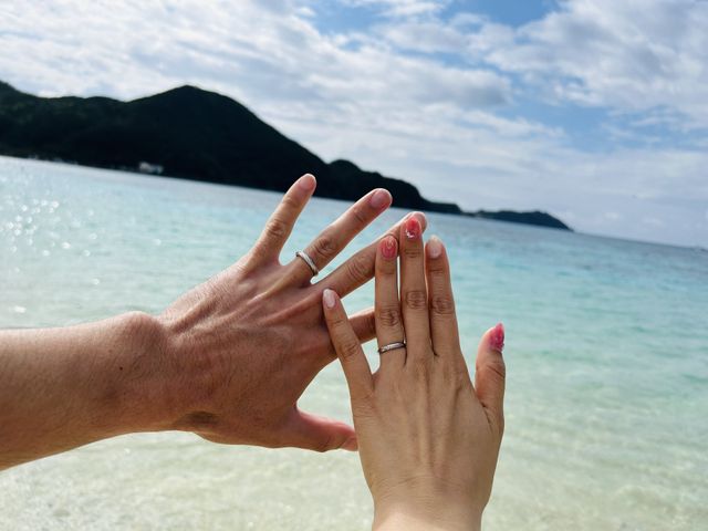 結婚式をした沖縄の海をバックに写真を撮りました。