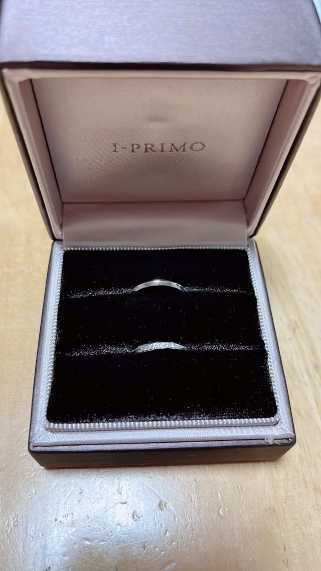 比較的細めのリングで、メレダイヤがいくつもあしらわれている。