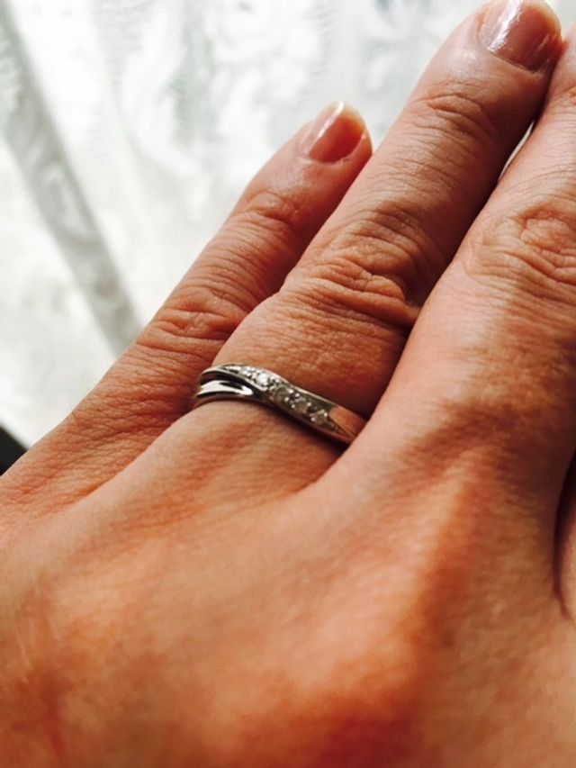 流線に埋め込まれたダイヤのキラメキは控えめな輝き