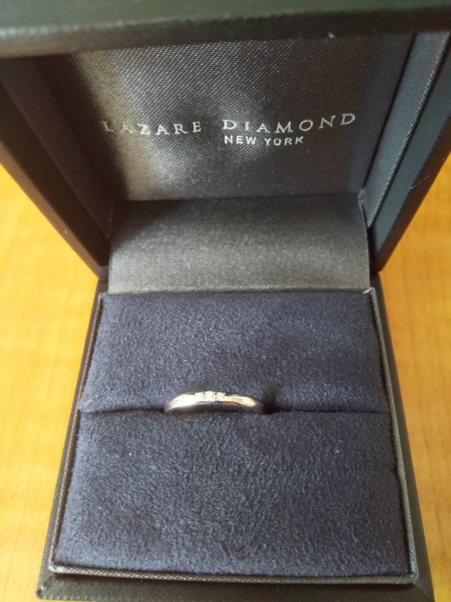 ３つダイヤモンドが埋め込まれた華奢なデザインです。