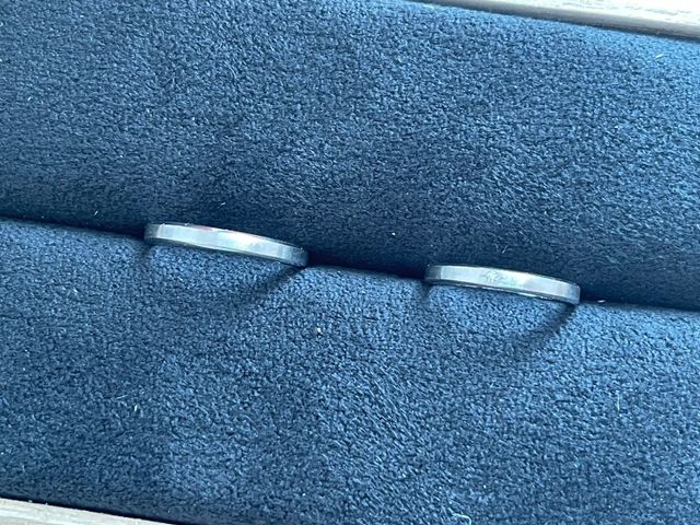 雲結(くも)というデザイン。新婦側にだけ石が入ります。