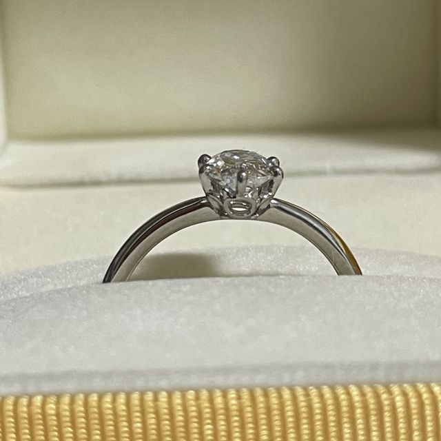 横から。台座の部分に猫の意匠が施されている。