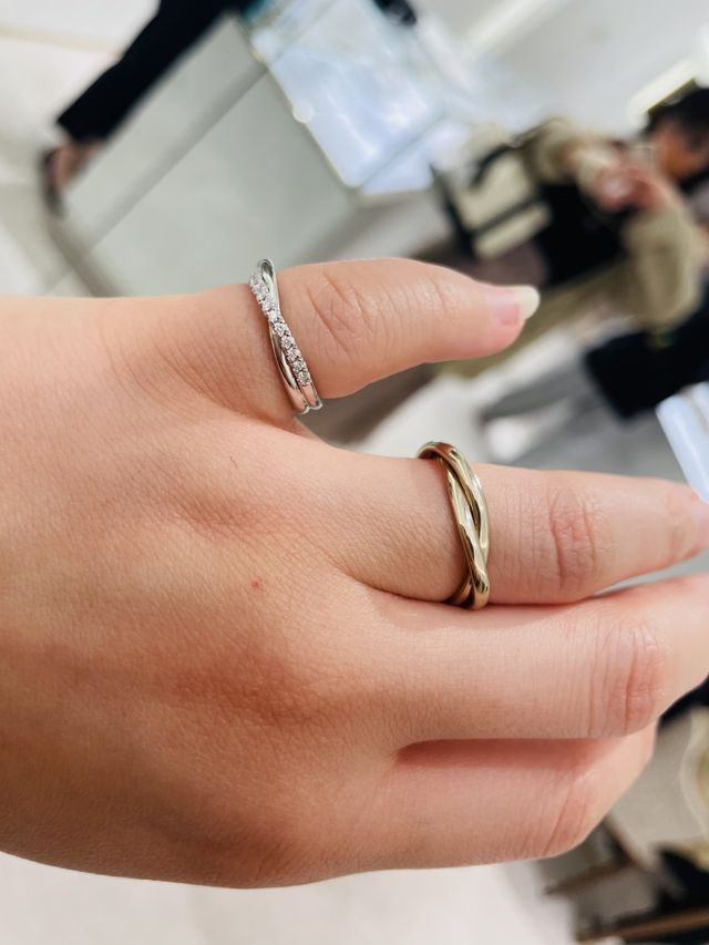 女性用はサンプルが薬指に入らなくて小指に。
薬指に男性用