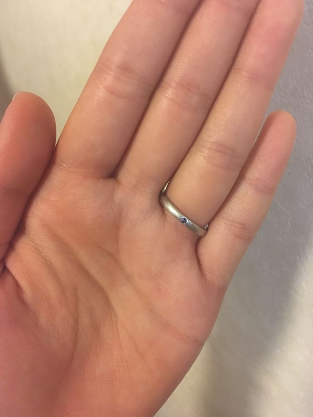 裏側にはサファイアが入っています。