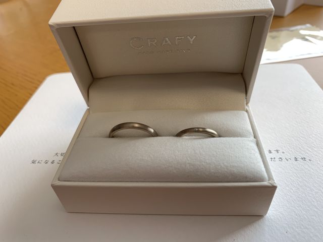 表は妻にダイヤ、裏は2人ともエメラルドをはめました。