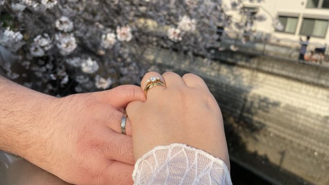 婚約指輪と一緒に撮影