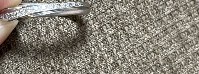 ダイヤモンドが埋め込まれていてきらきらしていてきれいです。