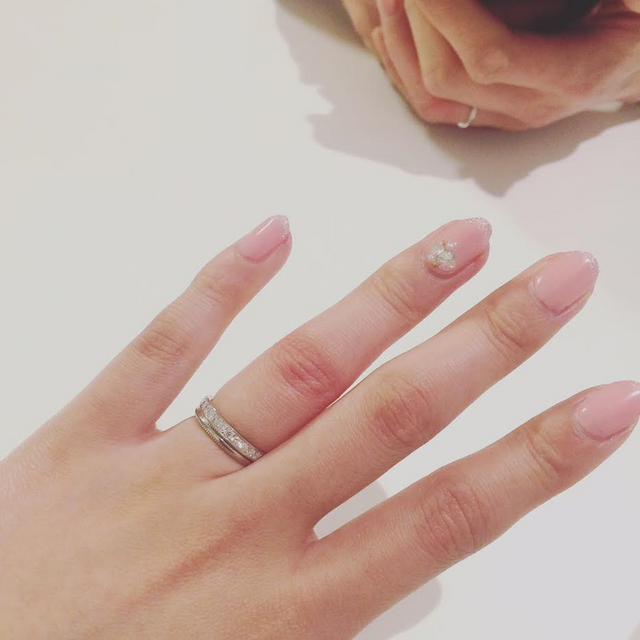 上が婚約指輪で下が結婚指輪です。