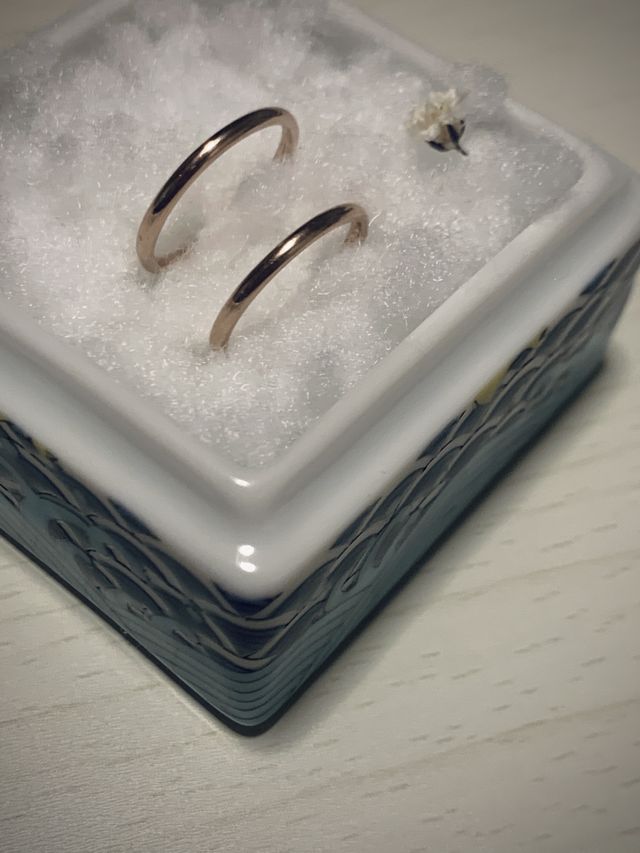 婚約指輪と色味を合わせてシンプルなものを作りました。