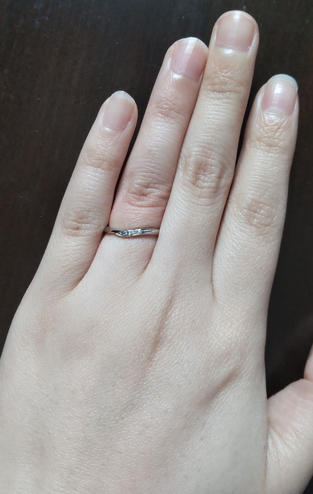 他の指輪ブランドよりリングかなり細めだと思います。