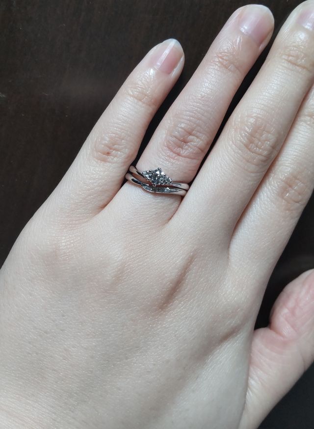 婚約指輪もサプライズで貰いました！セットが可愛いです。