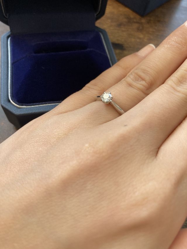 ダイヤモンドに向かって細くなっているので指が細く見える