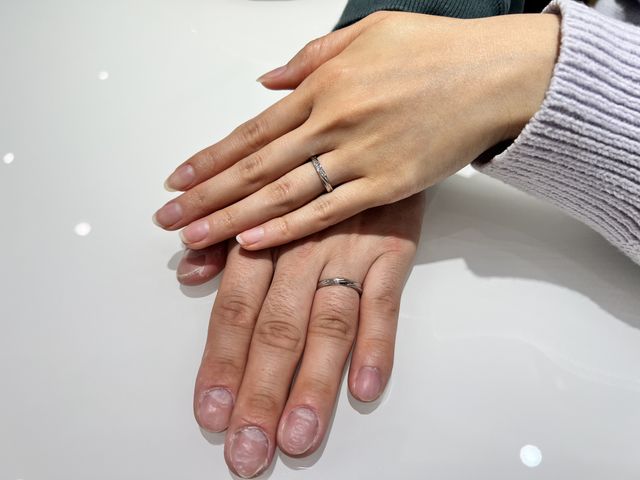 完成した結婚指輪を夫婦でつけさせていただきました。