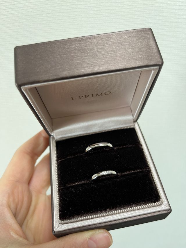 ボックスの中に入った婚約指輪
上から新郎用、新婦用です。