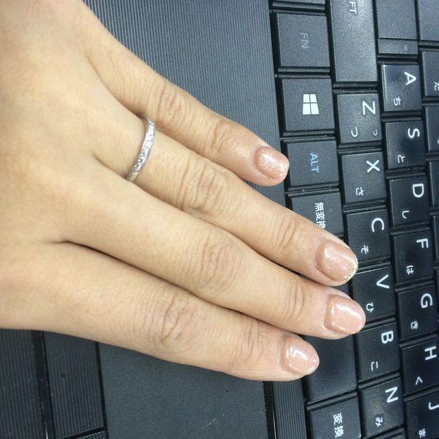 細いけれどダイヤがぎっちり並んでいてキラキラします。