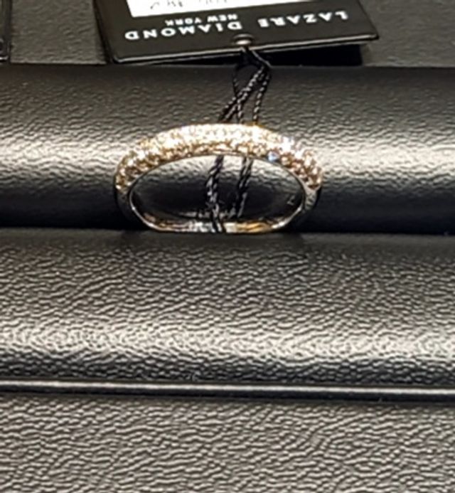 ダイヤが3列に並んでいるハーフエタニティになっています。