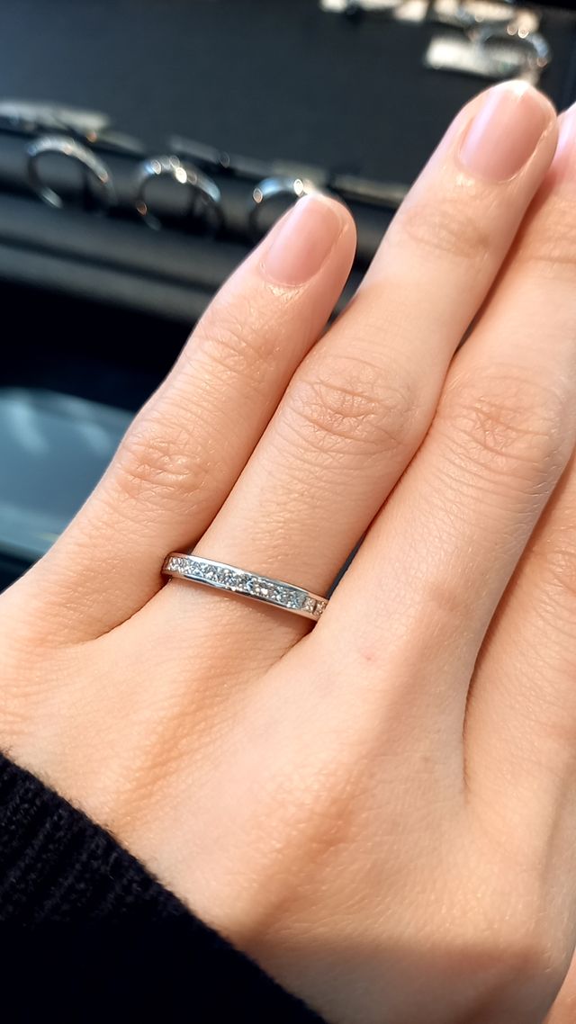 ディスパーションという指輪を試着した写真です。