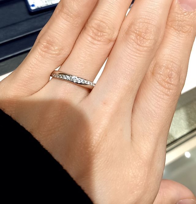 指輪を試着したときの写真です。