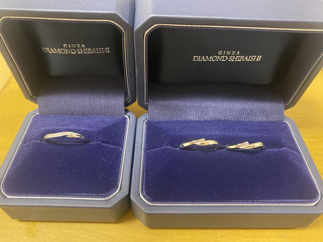 左が婚約指輪、右が結婚指輪
シンプルで凄くお気に入りです