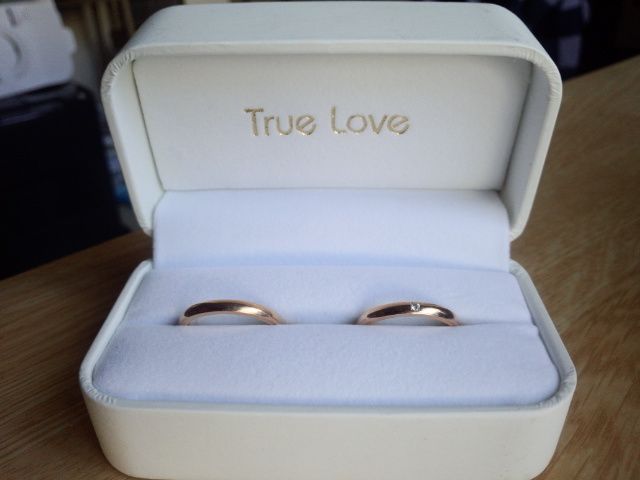 全体的にゴールドです。女性用にはダイヤモンドがついています。