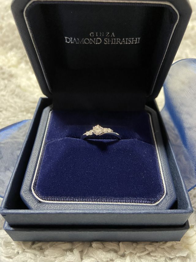 アシンメトリーなデザインが特徴。華やかで可愛さが溢れる指輪。