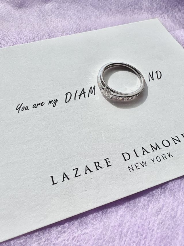 デザインに一目惚れし、婚約指輪として購入してもらいました。