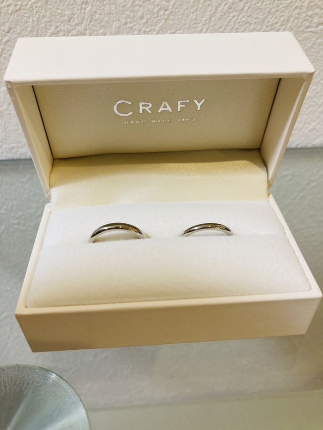 色はブラックシルバー。裏はダイヤモンドの石が入っています！