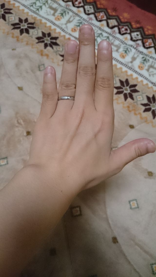 0.03カラットの小さなダイヤモンドが入っています。