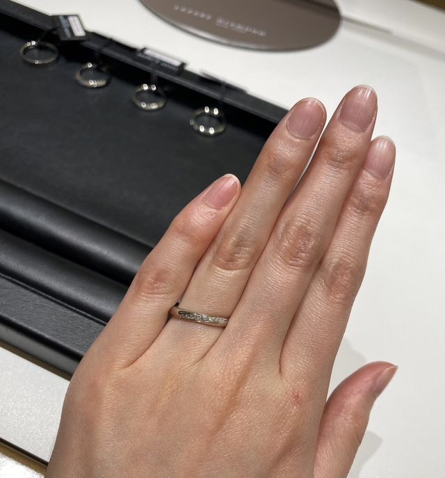 試着した写真です。繊細にあしらわれたダイヤモンドが素敵です。