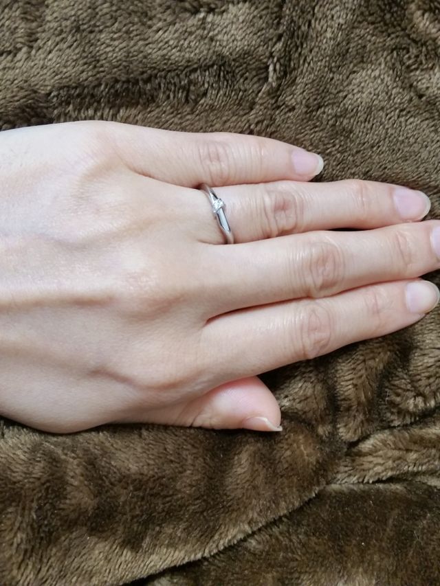 少し斜めになるようにデザインされており指が細く綺麗に見えます