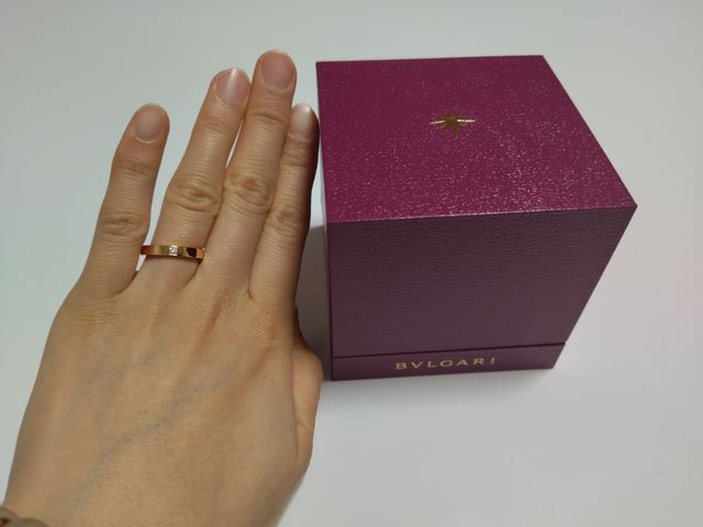 ピンクゴールドの結婚指輪です。ダイヤ一石入っています。