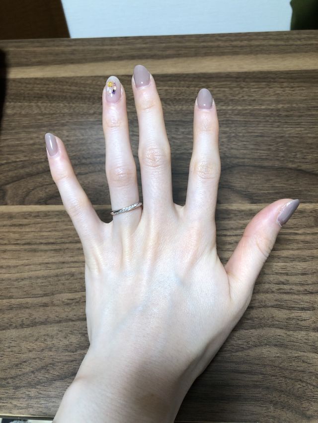 プラチナ・ウェーブタイプで宝石がついています。