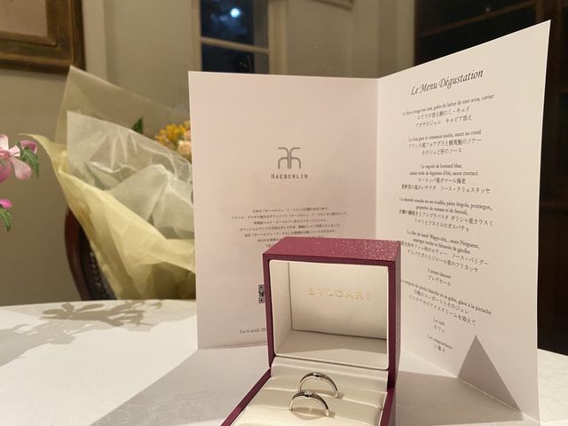 プロポーズを受けたレストランにて指輪と花束を撮りました。