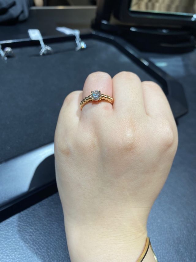 ローズゴールド。
ゴールドのペルれデザインが可愛い。
