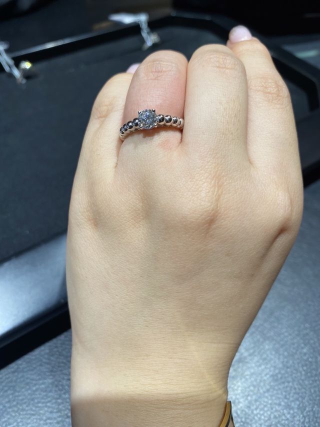 ホワイトゴールド
肌馴染みがよく、程よく主張できます。