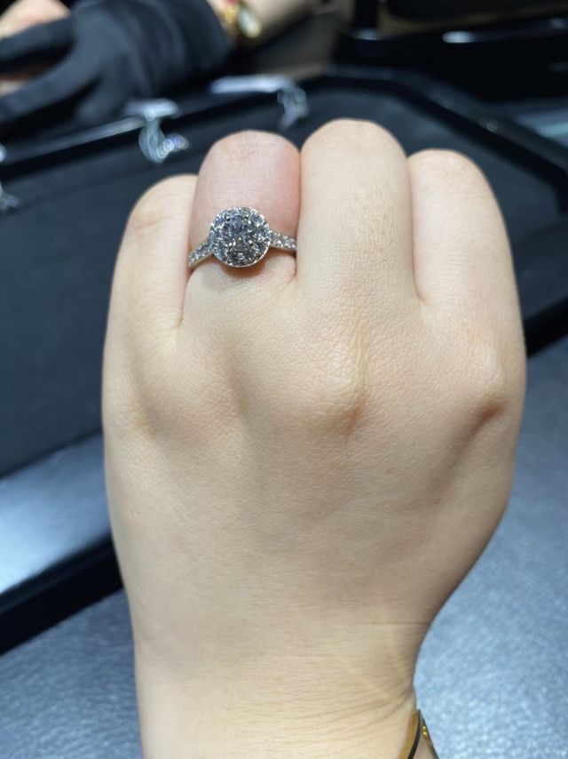 豪華！一気に華やかになります。ダイヤの輝きがすごい