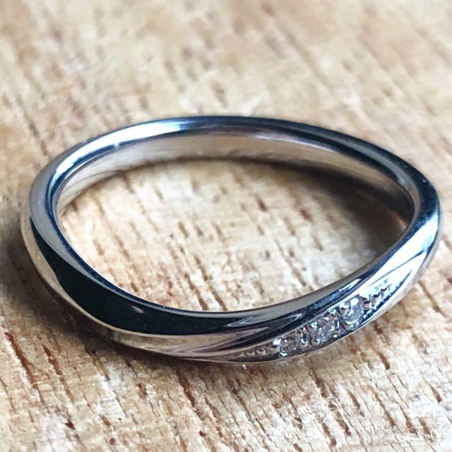 外側にはダイアモンドが3つ埋め込まれています
