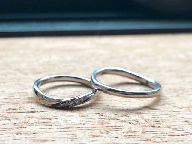 女性同士のカップルのため、両方女性用のリングとなります。