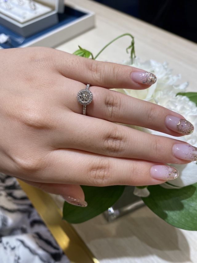 真ん中のダイヤが主張してくれます。