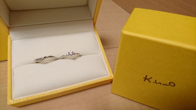 婚約指輪はダイヤモンドが付いている右のものです。