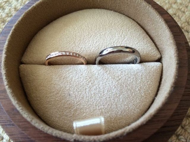 左が女性用、左が男性用のペアリングです